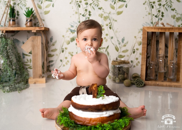 fiesta cumpleaños niño comiendo tarta