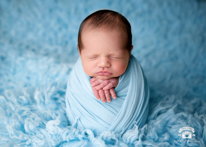 Fotografo New Born en Toledo - bebé envuelto en manta azul