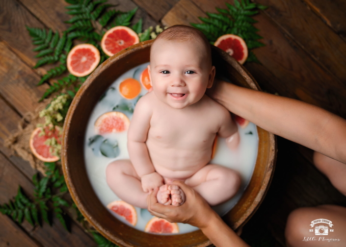 bebé de 3 meses en cuenco con leche